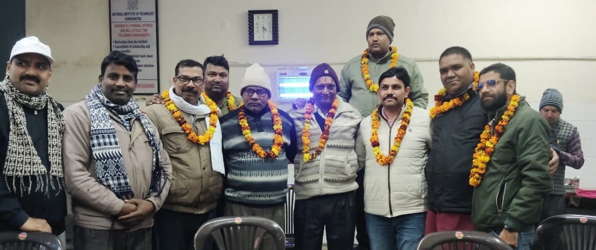 कुरुक्षेत्र। शपथ ग्रहण के दौराप प्रधान सहित कार्यकारिणी सदस्य। स्वयं