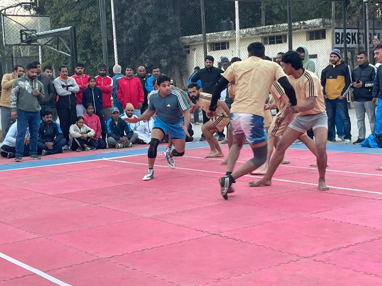 कुरुक्षेत्र। वॉलीबॉल प्रतियोगिता में झज्जर व यमुनानगर की टीमें जीत के लिए जदोजहद करते हुए। संव कुरुक्षेत्र। वॉलीबॉल प्रतियोगिता में झज्जर व यमुनानगर की टीमें जीत के लिए जदोजहद करते हुए। संव