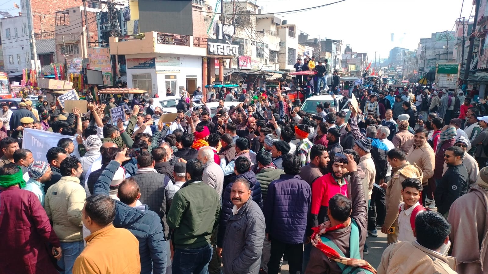खतौली में जानसठ तिराहे पर तहसीलदार को ज्ञापन देते सवर्ण समाज के लोग। संवाद