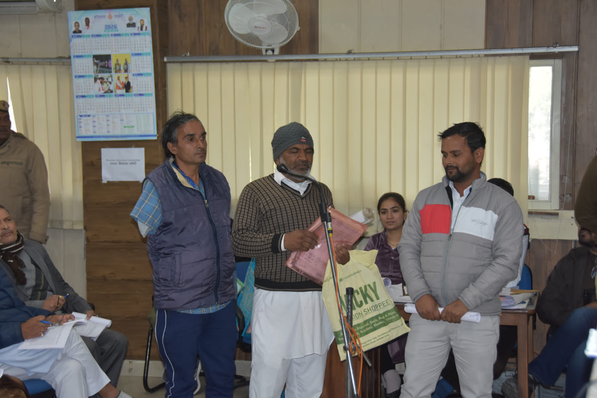 लोन के लिए परेशान करने की शिकायत करतीं वर्षा रानी। संवाद