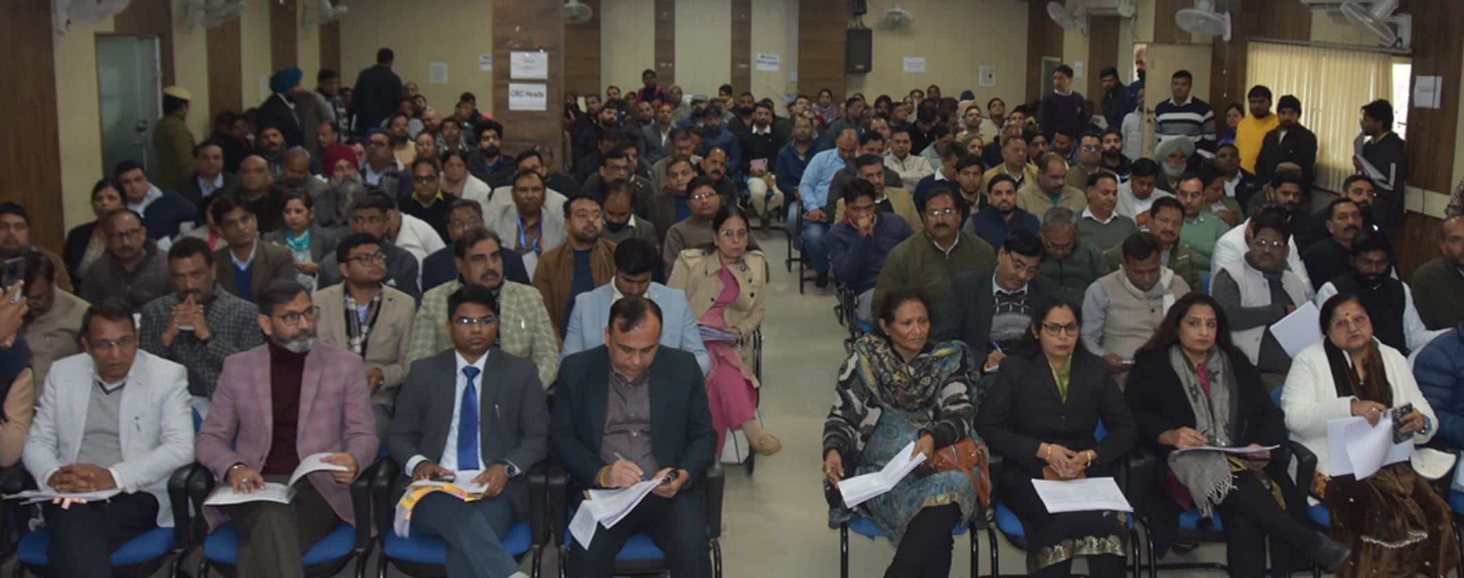 लोन के लिए परेशान करने की शिकायत करतीं वर्षा रानी। संवाद