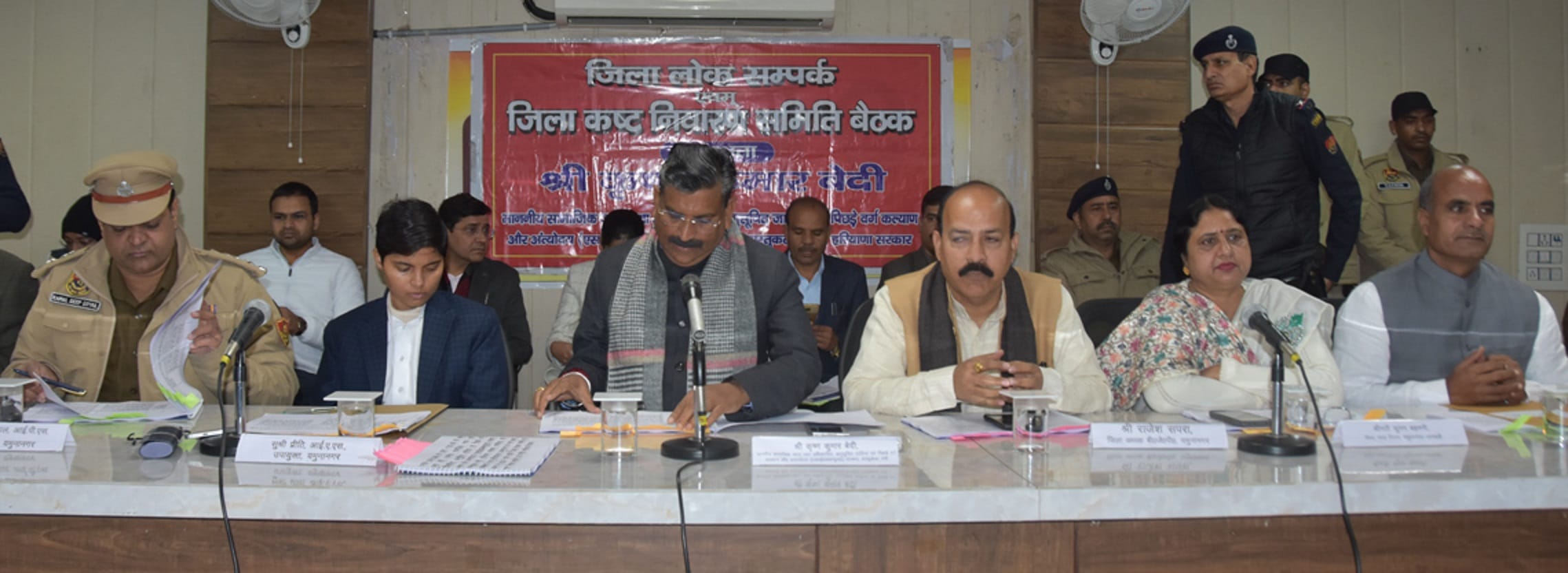 लोन के लिए परेशान करने की शिकायत करतीं वर्षा रानी। संवाद