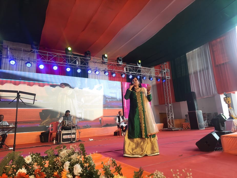 महोत्सव में गायिका स्वीटी सिंह अपने गीत प्रस्तुत करती हुई-संवाद