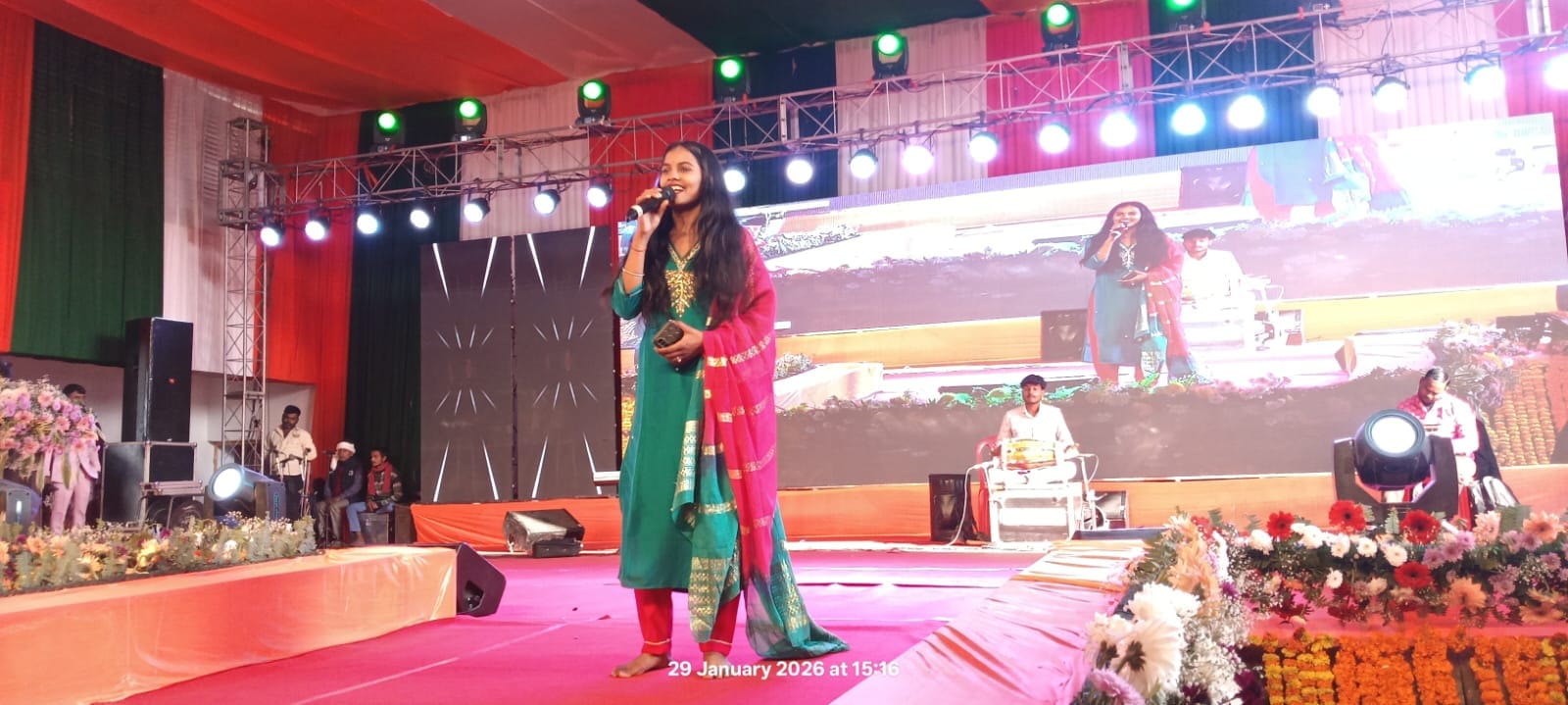 महोत्सव में गायिका स्वीटी सिंह अपने गीत प्रस्तुत करती हुई-संवाद