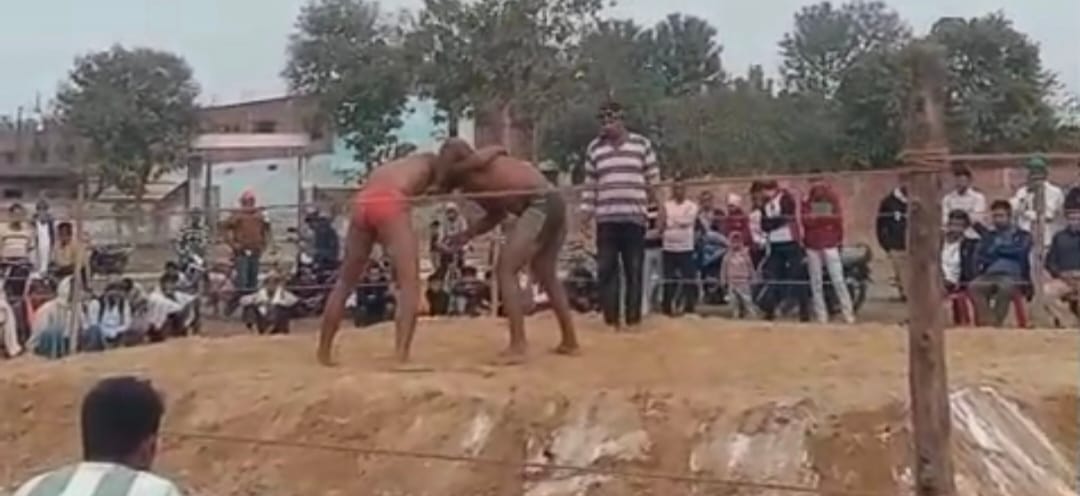 महोत्सव में कुश्ती प्रतियोगिता में हाथ मिलाते पहलवान-स्रोत आयोजक महोत्सव में कुश्ती प्रतियोगिता में हाथ मिलाते पहलवान-स्रोत आयोजक