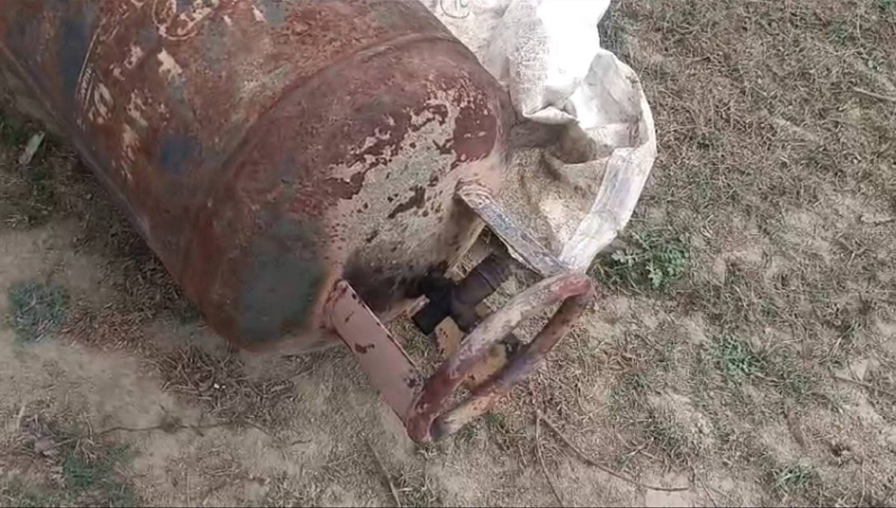 मौके से मिले 21 कॉमर्शियल सिलिंडर व रिफिल में इस्तेमाल किए जने वाले उपकरण। घटनास्थल पर फटा पड़