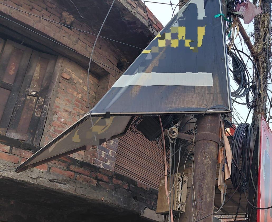 मधुवन बाग कॉलोनी के समीप खंभे व बल्ली पर लगा होर्डिंग। संवाद