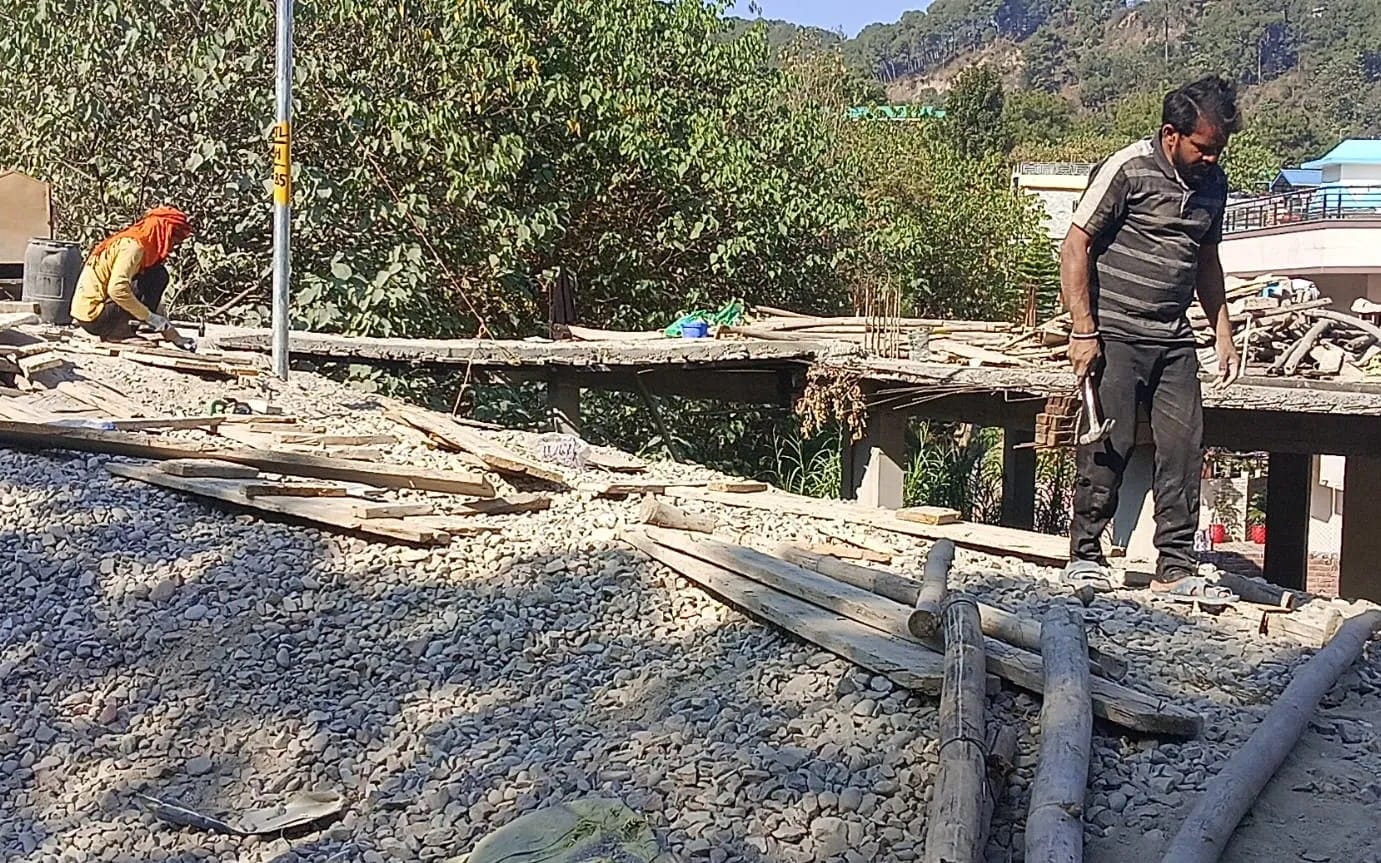 नगर निगम के तहत नाले पर स्थित नवंबर माह में तैयार किया गया दो मंजिला ढांचा