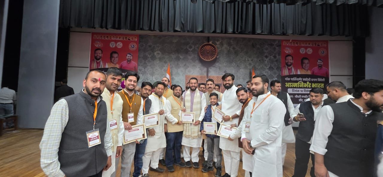 नवनियुक्त पदाधिकारियों की टीम। स्रोत : स्वयं