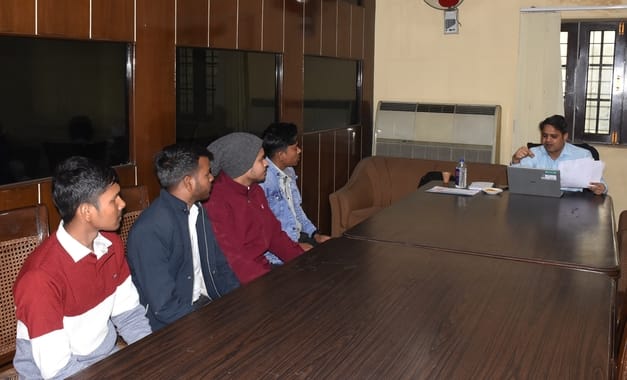 रोजगार मेले में कंपनी प्रतिनिधियों ने समूह में साक्षात्कार लिया। रोजगार मेले में कंपनी प्रतिनिधियों ने समूह में साक्षात्कार लिया।