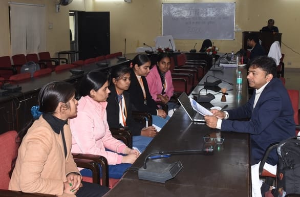 रोजगार मेले में कंपनी प्रतिनिधियों ने समूह में साक्षात्कार लिया। रोजगार मेले में कंपनी प्रतिनिधियों ने समूह में साक्षात्कार लिया।