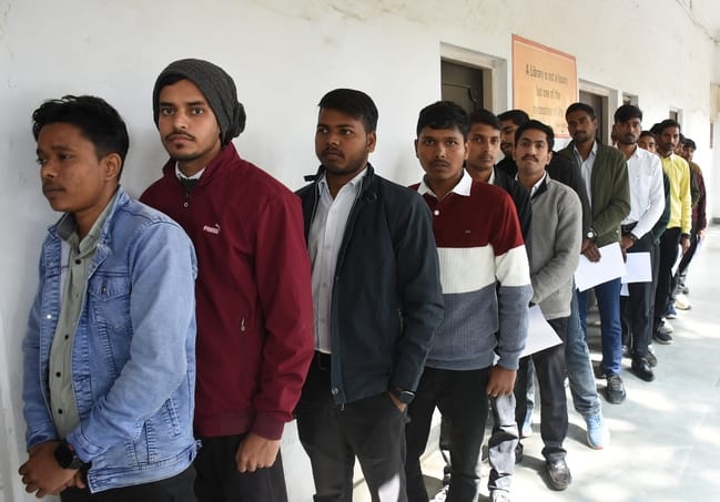 रोजगार मेले में कंपनी प्रतिनिधियों ने समूह में साक्षात्कार लिया। रोजगार मेले में कंपनी प्रतिनिधियों ने समूह में साक्षात्कार लिया।