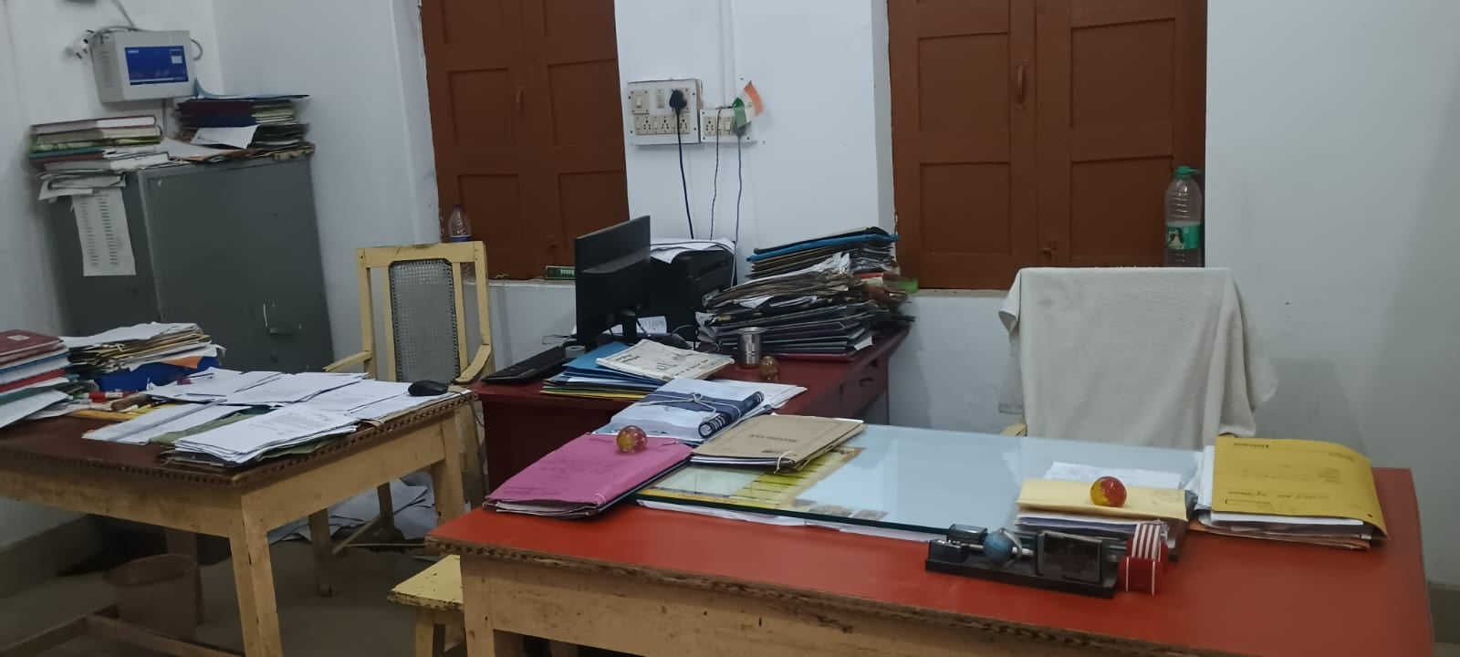 सुबह 10:20 पर खाली पड़ी सदर नायब तहसीलदार की कुर्सी। संवाद