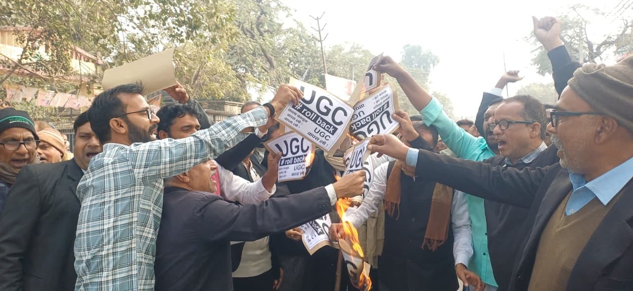 सिकंदरपुर कस्बा में यूजीसी के विरोध में प्रदर्शन करते लोग।संवाद