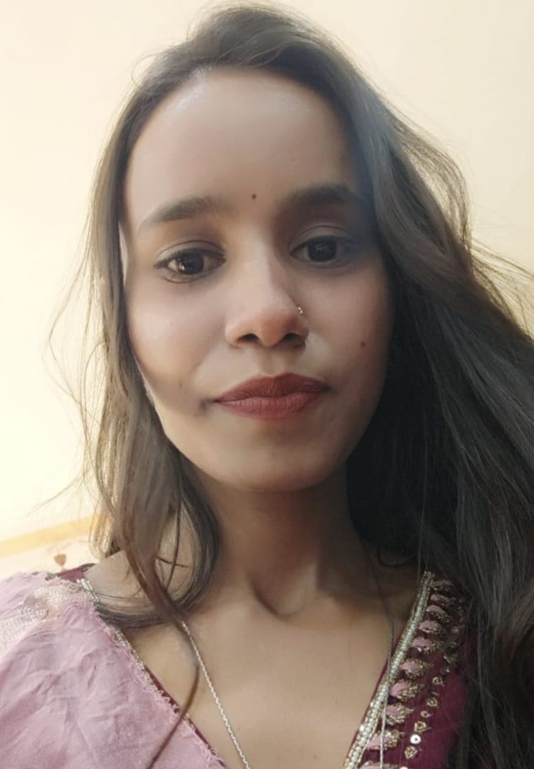 सराफा की दुकान पर मौजूद ग्राहक। संवाद