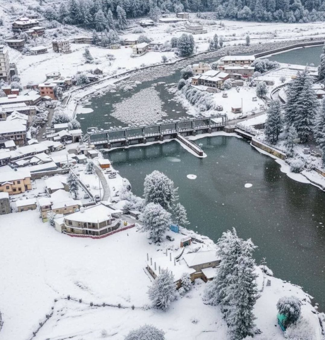 सराज घाटी में जंजैहली-रायगढ़ सड़क मार्ग पर बर्फ हटाती मशीनरी।स्त्रोत- विभाग