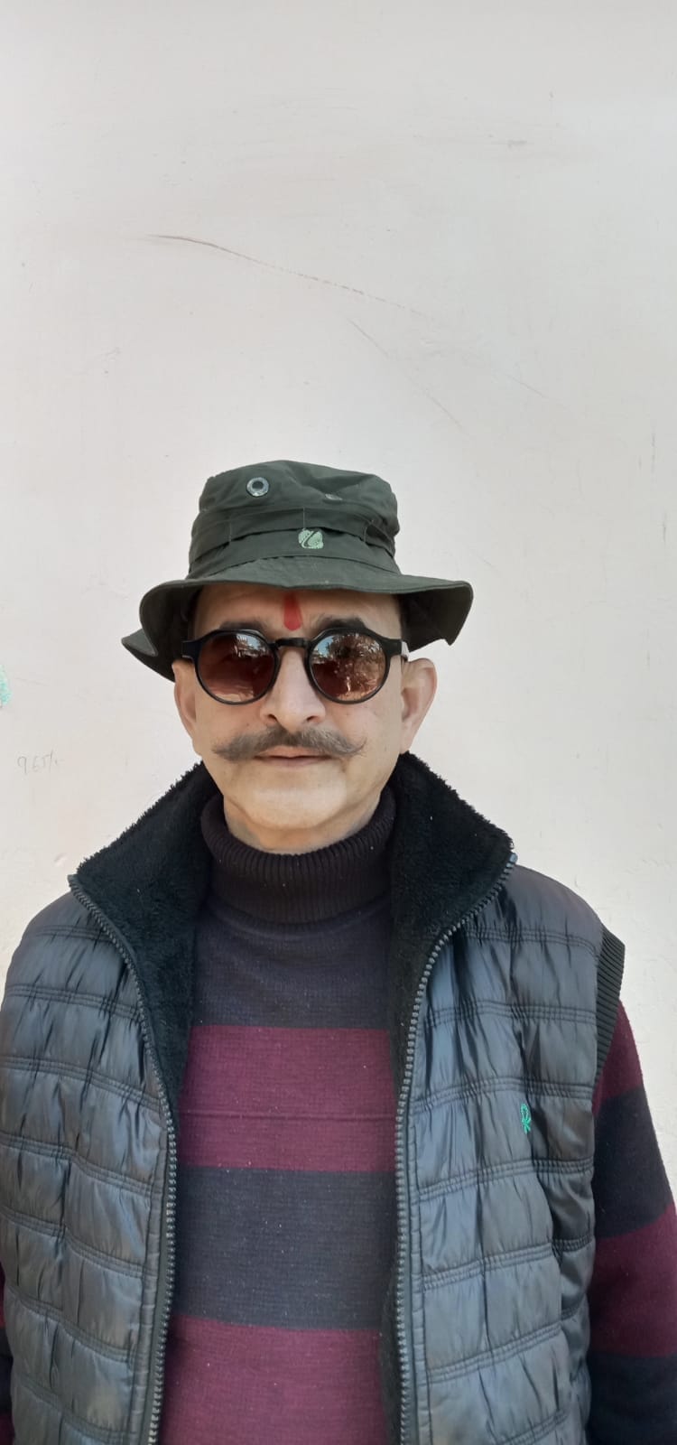 सड़क निर्माण सामग्री के कारण बंद पड़ा नाहन के अमरपुर में ब्रहमकुमारीज आश्रम की ओर जाने वाला रास