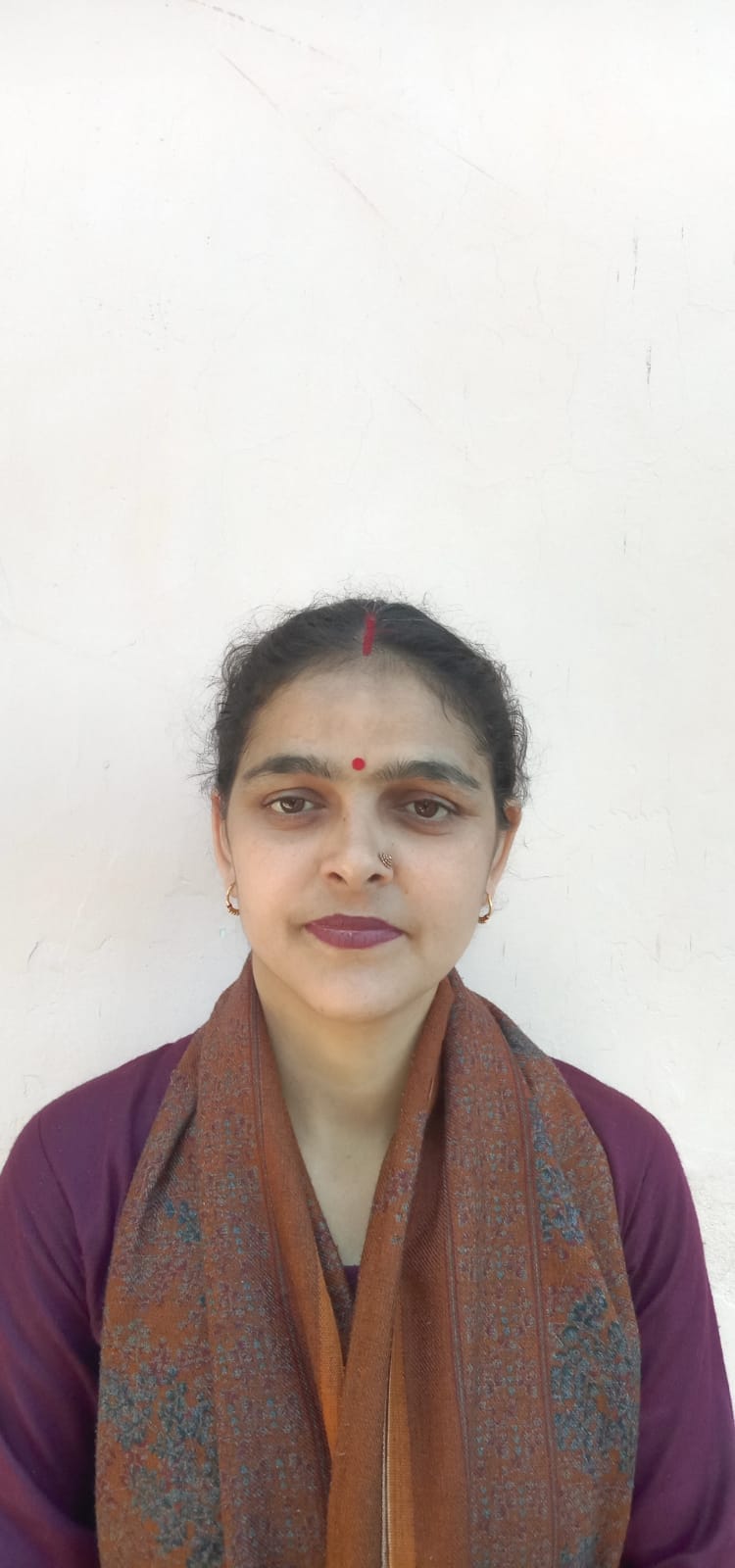 सड़क निर्माण सामग्री के कारण बंद पड़ा नाहन के अमरपुर में ब्रहमकुमारीज आश्रम की ओर जाने वाला रास