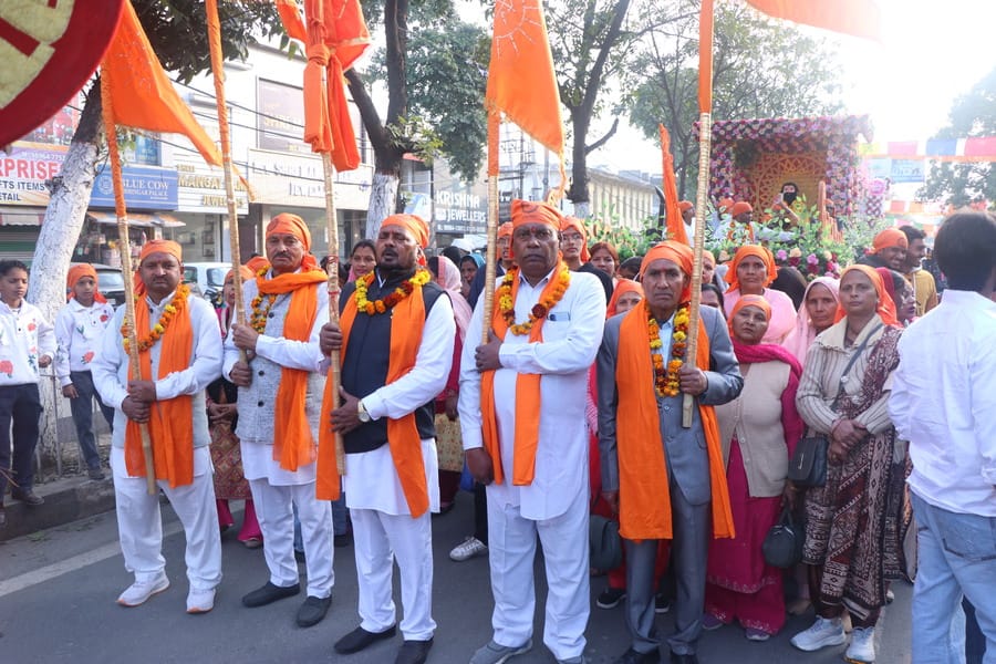 शहीद भगत सिंह चौक पर पहुंचे शोभायात्रा में शामिल श्रद्धालु। संवाद शहीद भगत सिंह चौक पर पहुंचे शोभायात्रा में शामिल श्रद्धालु। संवाद