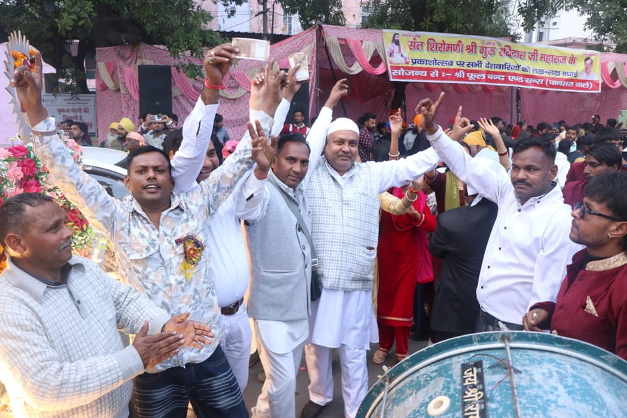 शहीद भगत सिंह चौक पर पहुंचे शोभायात्रा में शामिल श्रद्धालु। संवाद शहीद भगत सिंह चौक पर पहुंचे शोभायात्रा में शामिल श्रद्धालु। संवाद