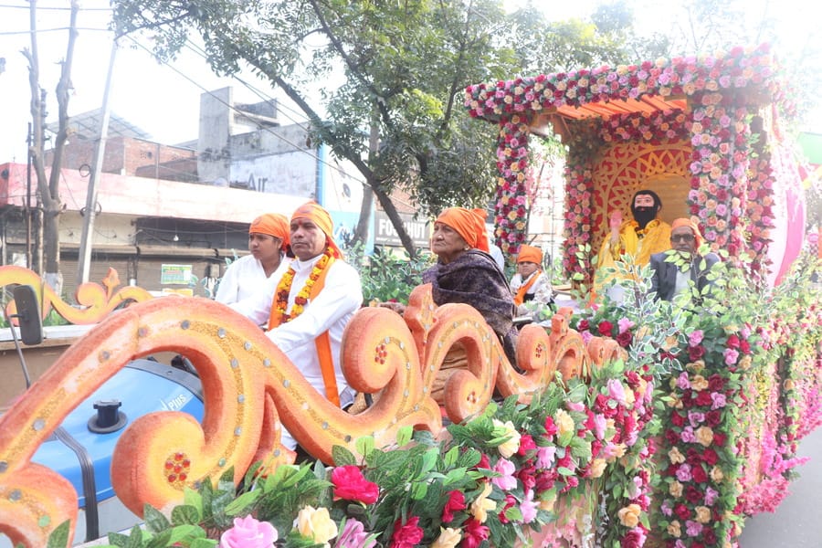 शहीद भगत सिंह चौक पर पहुंचे शोभायात्रा में शामिल श्रद्धालु। संवाद शहीद भगत सिंह चौक पर पहुंचे शोभायात्रा में शामिल श्रद्धालु। संवाद