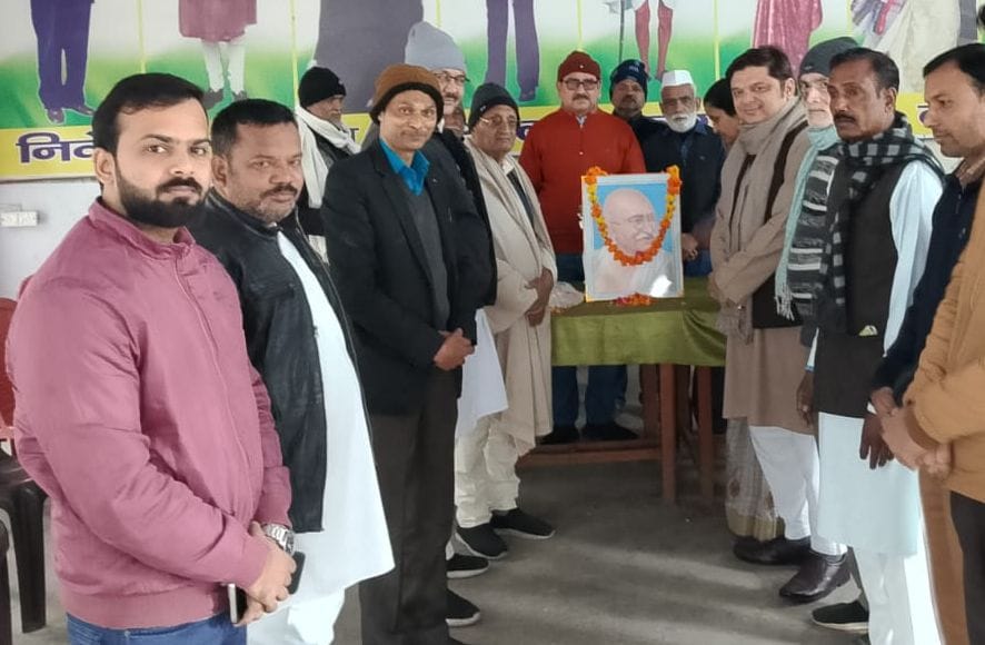 शहीद दिवस पर गोला में महात्मा गांधी को श्रद्धांजलि देते कांग्रेस कार्यकर्ता। स्रोत :सोशल मीडिया