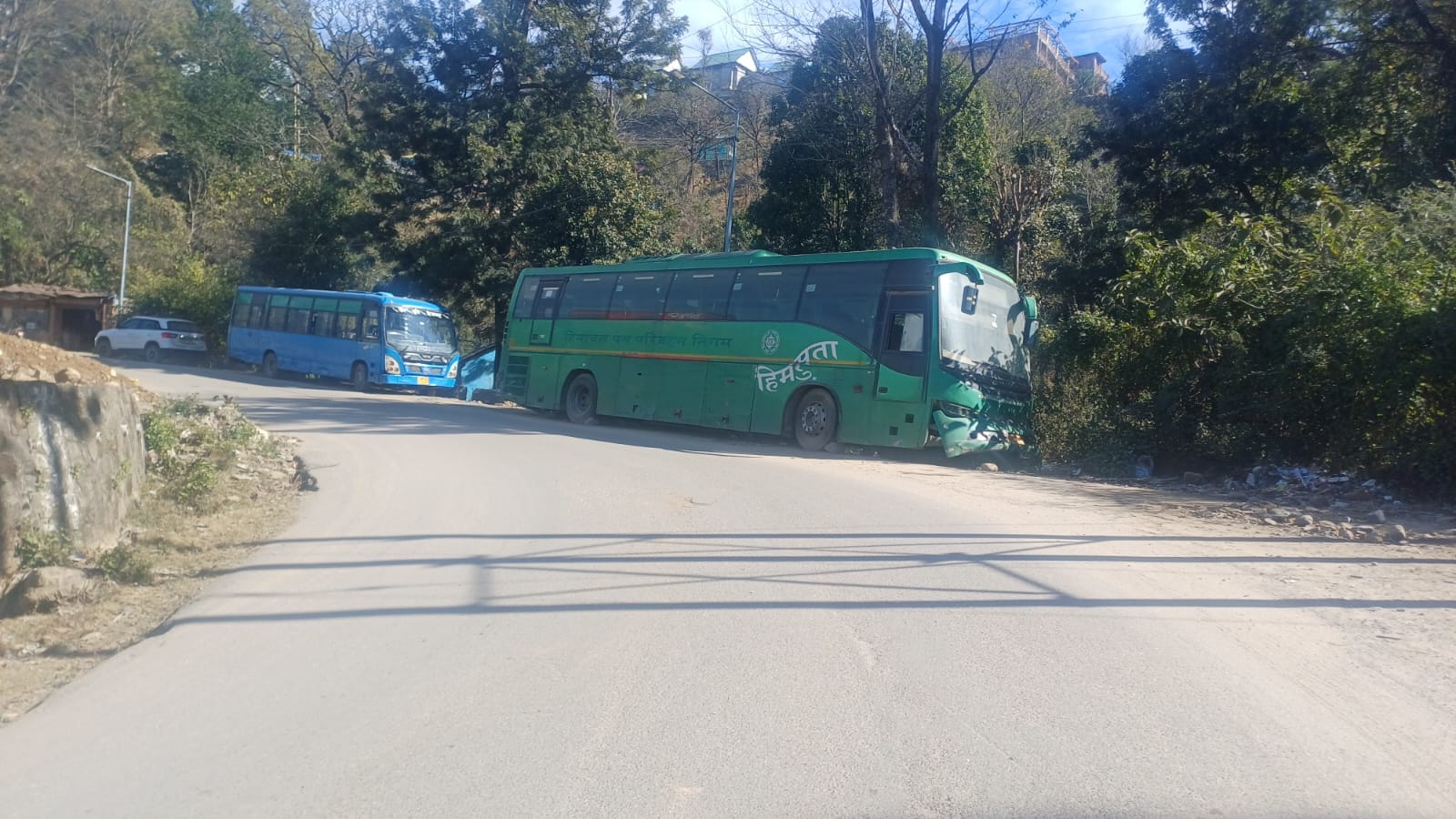 धर्मशाला के एचआरटीसी वर्कशॉप बसों की जगह पार्क की अधिकारियों और कर्मचारियों की गड़ियां। संवाद