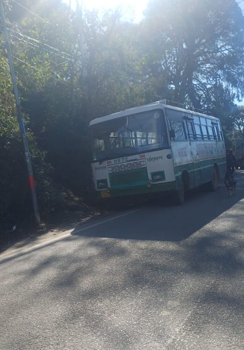 धर्मशाला के एचआरटीसी वर्कशॉप बसों की जगह पार्क की अधिकारियों और कर्मचारियों की गड़ियां। संवाद
