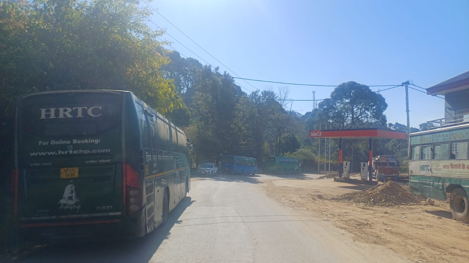 धर्मशाला के एचआरटीसी वर्कशॉप बसों की जगह पार्क की अधिकारियों और कर्मचारियों की गड़ियां। संवाद