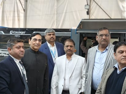 यार्न फैब्रिक एंड एसेसरीज ट्रेड शो एवं एशियन टेक्सटाइल मशीनरी एक्सपो में जानकारी  लेते उद्यमी। 