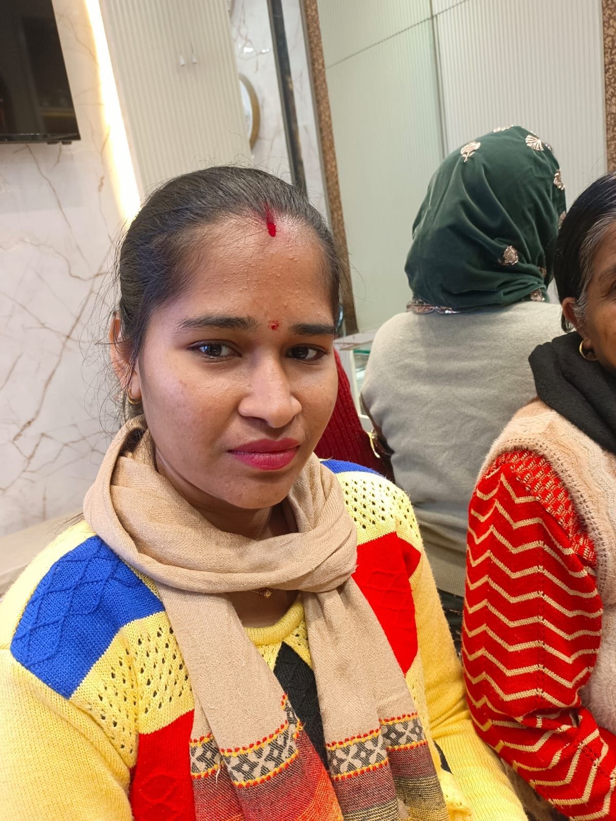 12...शहर के सर्राफा बाजार में एक दुकान से गहने खरीदते हुए उपभोक्ता । संवाद 12...शहर के सर्राफा बाजार में एक दुकान से गहने खरीदते हुए उपभोक्ता । संवाद