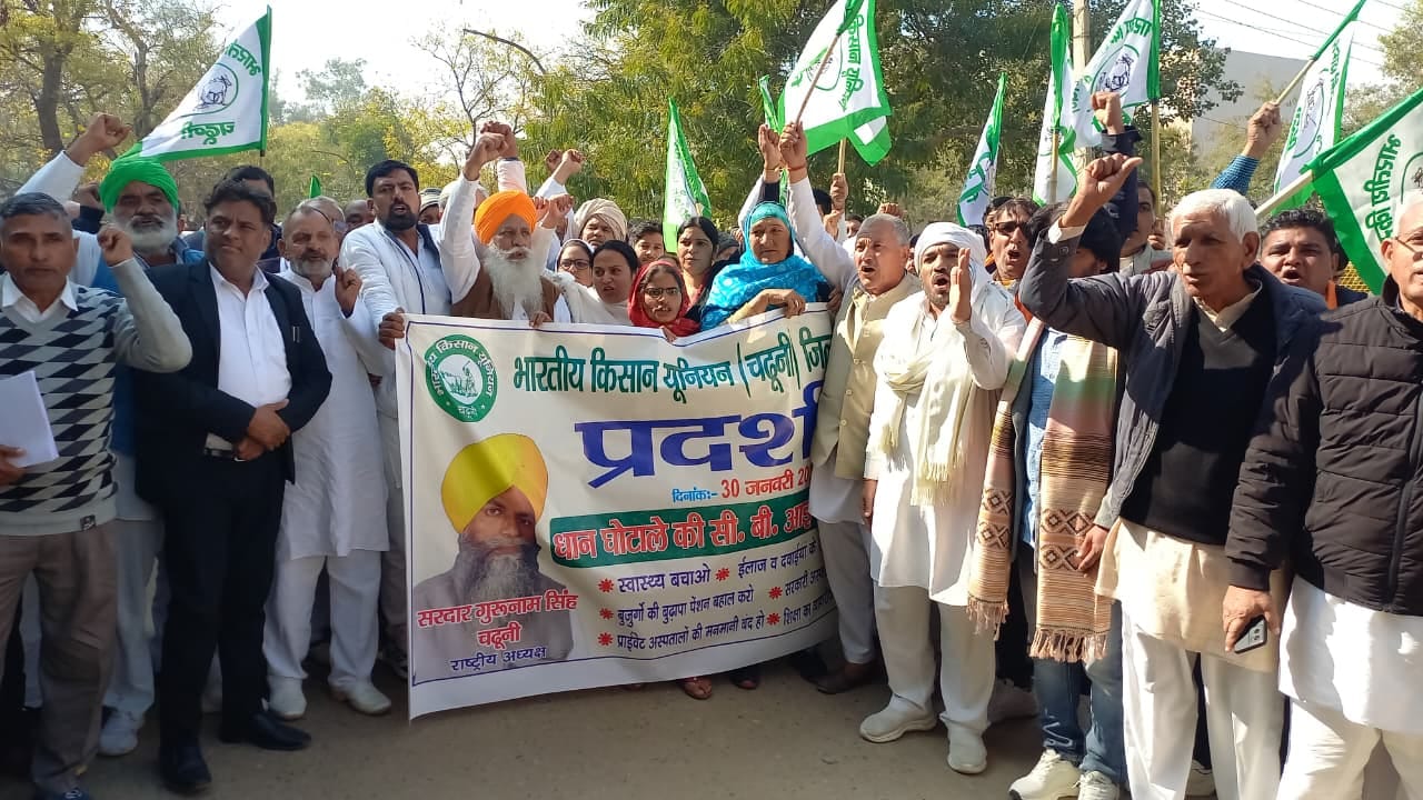 30jjrp05- लघु सचिवालय में उपायुक्त को ज्ञापन सौंपते किसान नेता। संवाद 30jjrp05- लघु सचिवालय में उपायुक्त को ज्ञापन सौंपते किसान नेता। संवाद