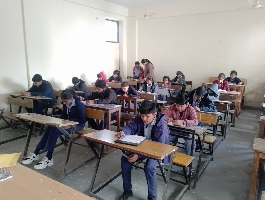 बुनियाद परीक्षा में भाग लेते विद्यार्थी। संवाद