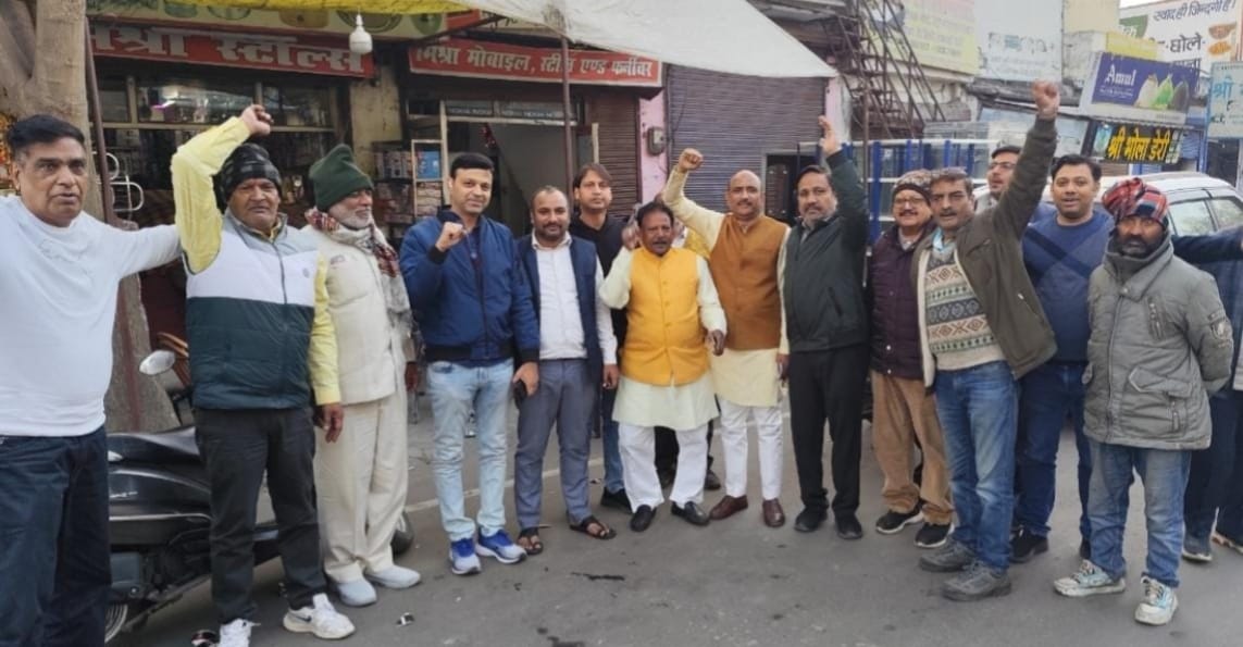 बैठक करते व्यापारी।