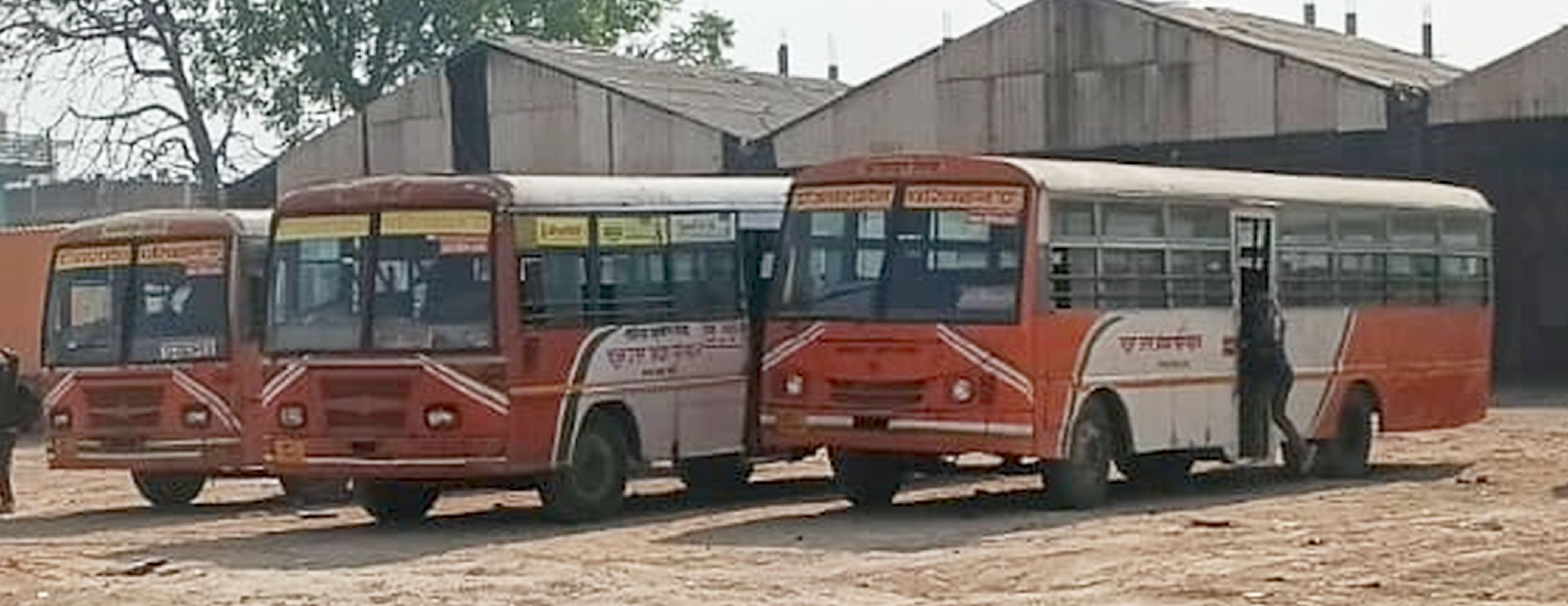 फोटो-12-परिवहन निगम कार्यशाला में खड़ी माघ मेले में लगाई गई बसें। संवाद