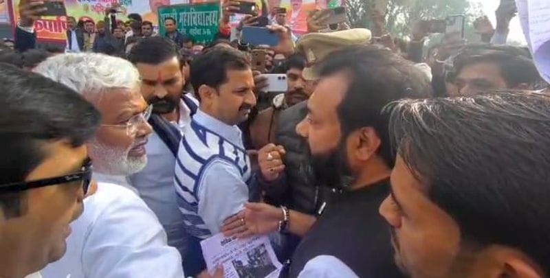 फोटो 30 एमएएचपी 10 परिचय-शहर के छतरपुर रोड पर जलशक्ति मंत्री स्वतंत्रदेव सिंह का काफिला रोकते फोटो 30 एमएएचपी 10 परिचय-शहर के छतरपुर रोड पर जलशक्ति मंत्री स्वतंत्रदेव सिंह का काफिला रोकते