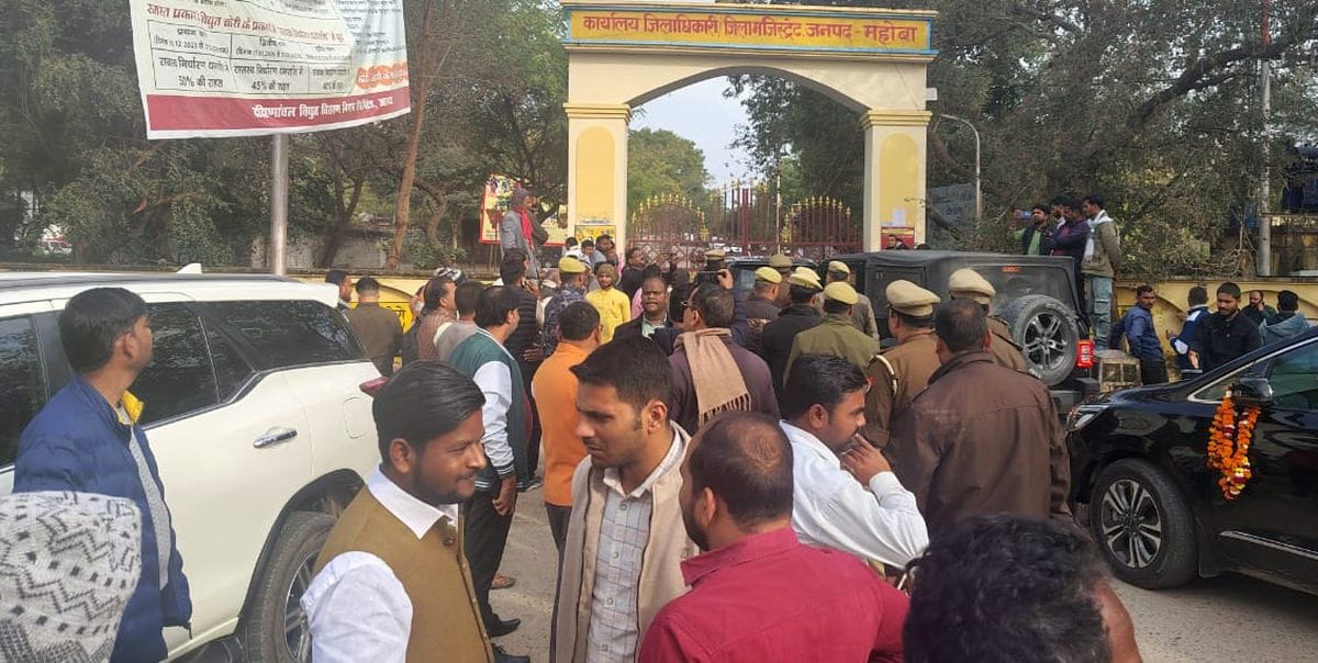 फोटो 30 एमएएचपी 10 परिचय-शहर के छतरपुर रोड पर जलशक्ति मंत्री स्वतंत्रदेव सिंह का काफिला रोकते फोटो 30 एमएएचपी 10 परिचय-शहर के छतरपुर रोड पर जलशक्ति मंत्री स्वतंत्रदेव सिंह का काफिला रोकते