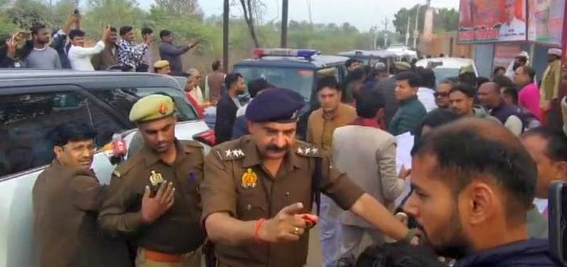 फोटो 30 एमएएचपी 10 परिचय-शहर के छतरपुर रोड पर जलशक्ति मंत्री स्वतंत्रदेव सिंह का काफिला रोकते फोटो 30 एमएएचपी 10 परिचय-शहर के छतरपुर रोड पर जलशक्ति मंत्री स्वतंत्रदेव सिंह का काफिला रोकते