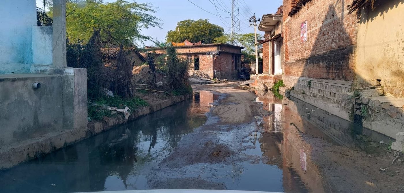 फोटो 30 एमएएचपी 17 परिचय-कस्बा श्रीनगर में हर घर नल योजना की पाइपलाइन डालने के बाद इस तरह छोड़ी