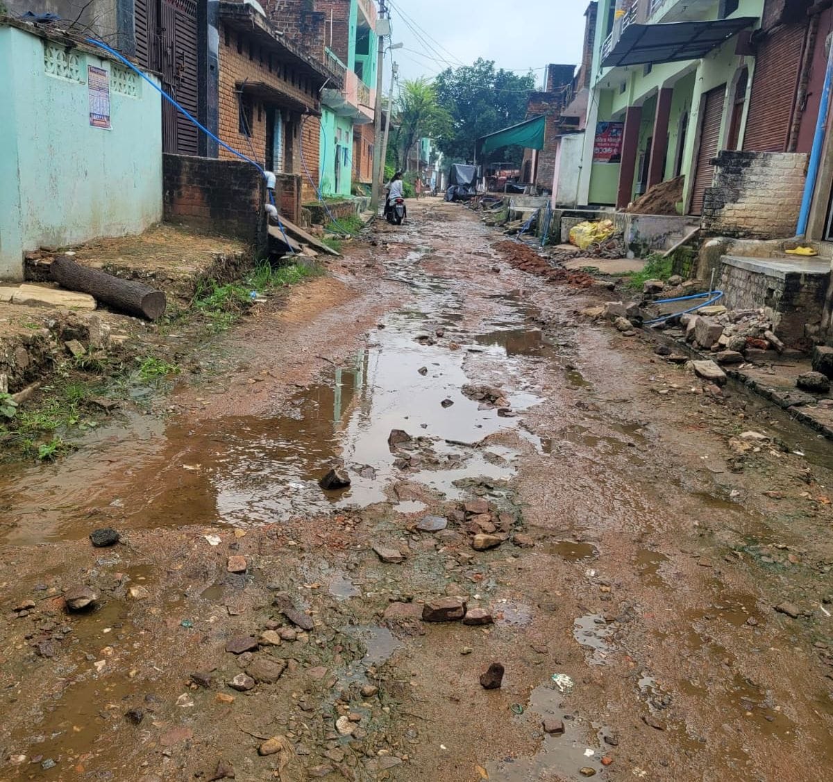 फोटो 30 एमएएचपी 17 परिचय-कस्बा श्रीनगर में हर घर नल योजना की पाइपलाइन डालने के बाद इस तरह छोड़ी