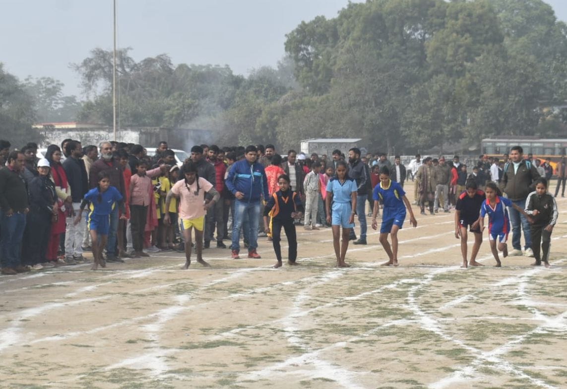 फोटो-33 गुब्बारा उड़ाकर बाल क्रीड़ा प्रतियागिता एवं सांस्कृतिक समाराेह की शुरुआत करतीं सीडीओ कृ