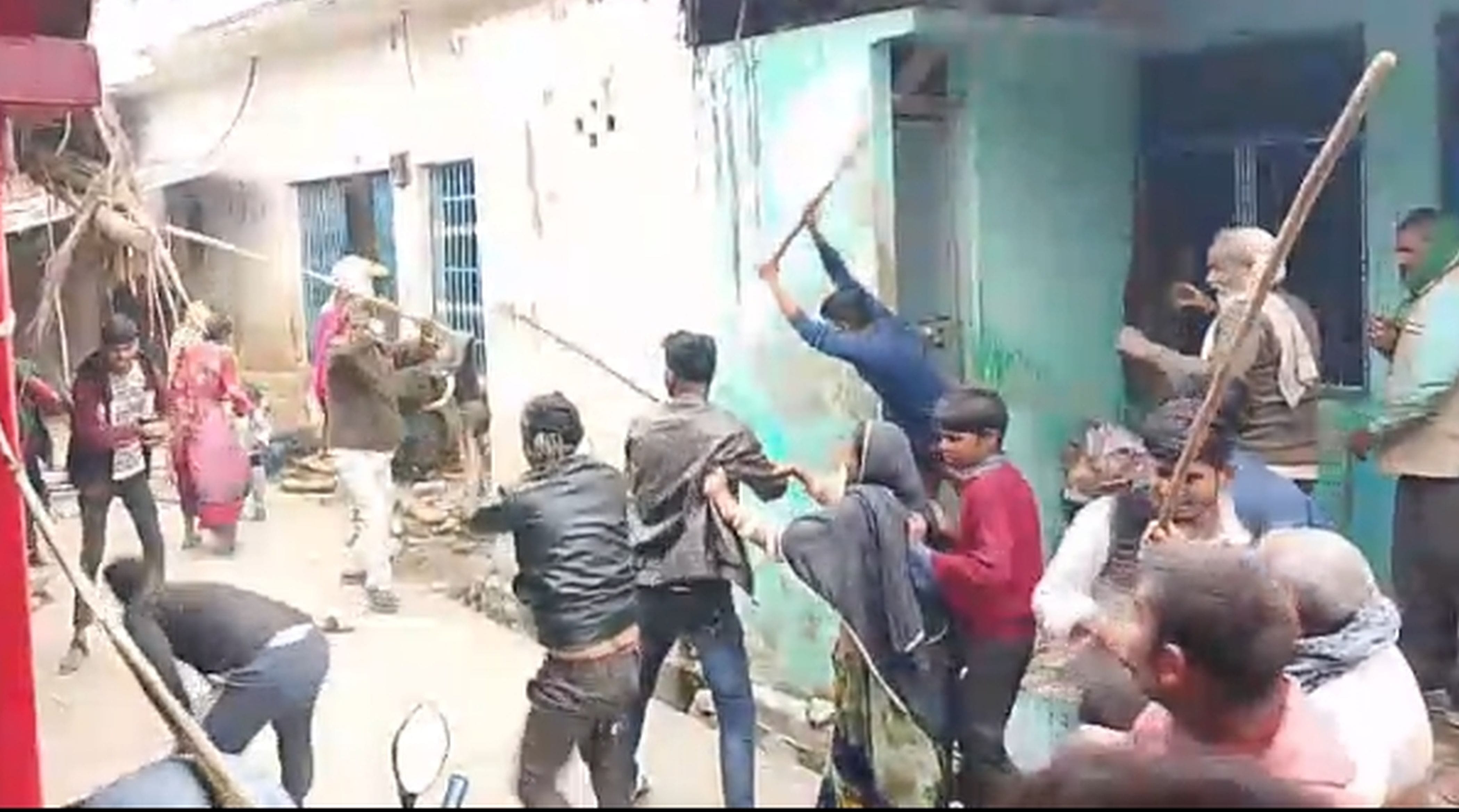 फोटो-36-वायरल वीडियो में लाठियों से एक दूसरे पर हमला करते लोग। वीडियो ग्रैब