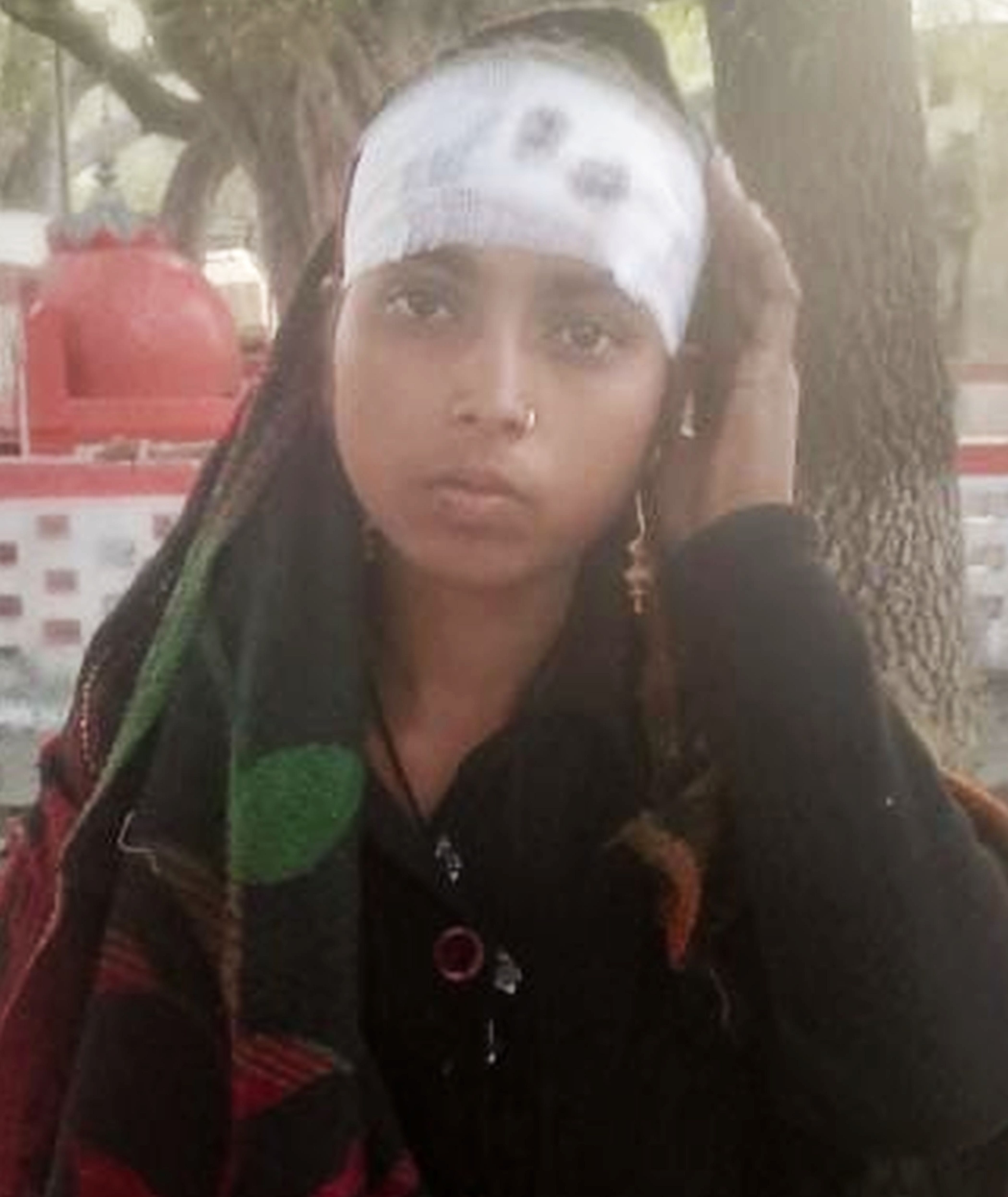 फोटो-36-वायरल वीडियो में लाठियों से एक दूसरे पर हमला करते लोग। वीडियो ग्रैब