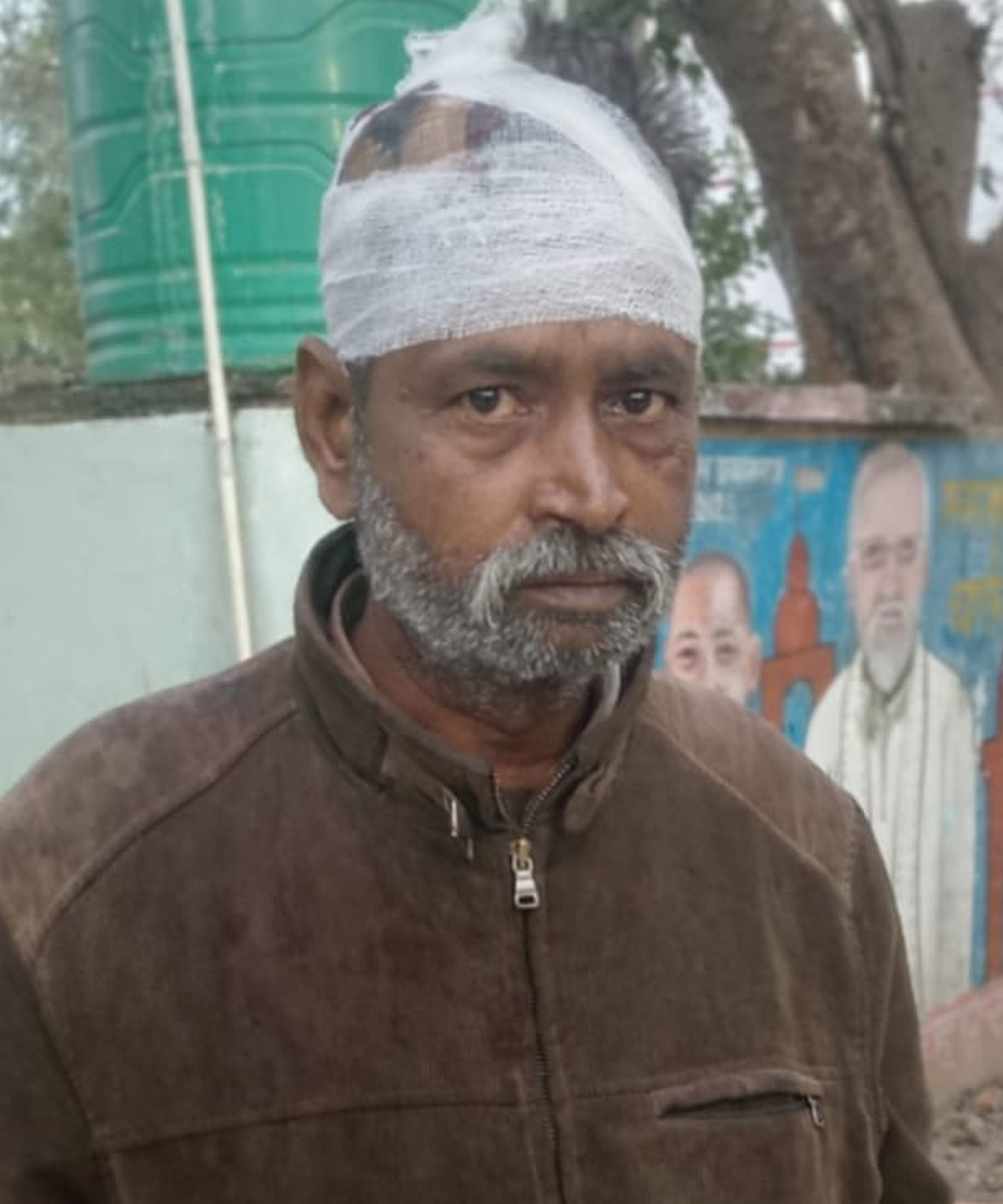 फोटो-36-वायरल वीडियो में लाठियों से एक दूसरे पर हमला करते लोग। वीडियो ग्रैब