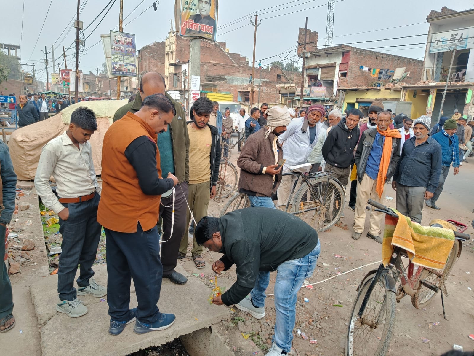 फोटो - 37 एई से विरोध जताते स्थानीय व्यापारी। संवाद