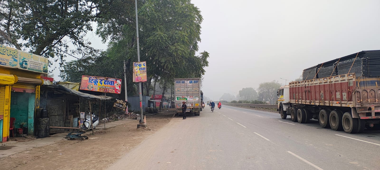 फोटो-6-इंडियन ऑयल चौकी के पास हाईवे पर खड़ा डंपर। संवाद