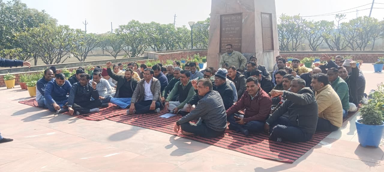 फोटो : सोनीपत लघु सचिवालय में हुई बैठक के बाद उपस्थित किसान। स्रोत: पाठक