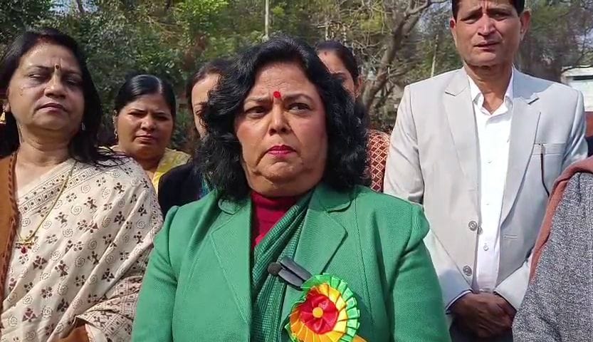 गोहाना के राजकीय महिला महाविद्यालय के एक कमरे की छत से उखड़ा कंक्रीट। संवाद गोहाना के राजकीय महिला महाविद्यालय के एक कमरे की छत से उखड़ा कंक्रीट। संवाद