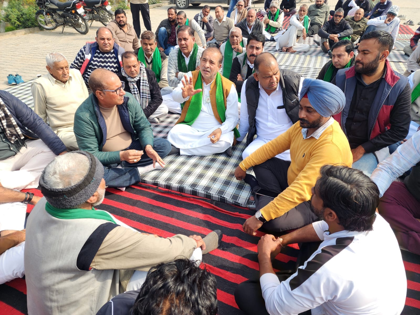 गांव सुढल में टावर लगाने के विरोध में धरने पर बैठेे भाकियू के पदाधिकारी व किसान। संवाद गांव सुढल में टावर लगाने के विरोध में धरने पर बैठेे भाकियू के पदाधिकारी व किसान। संवाद