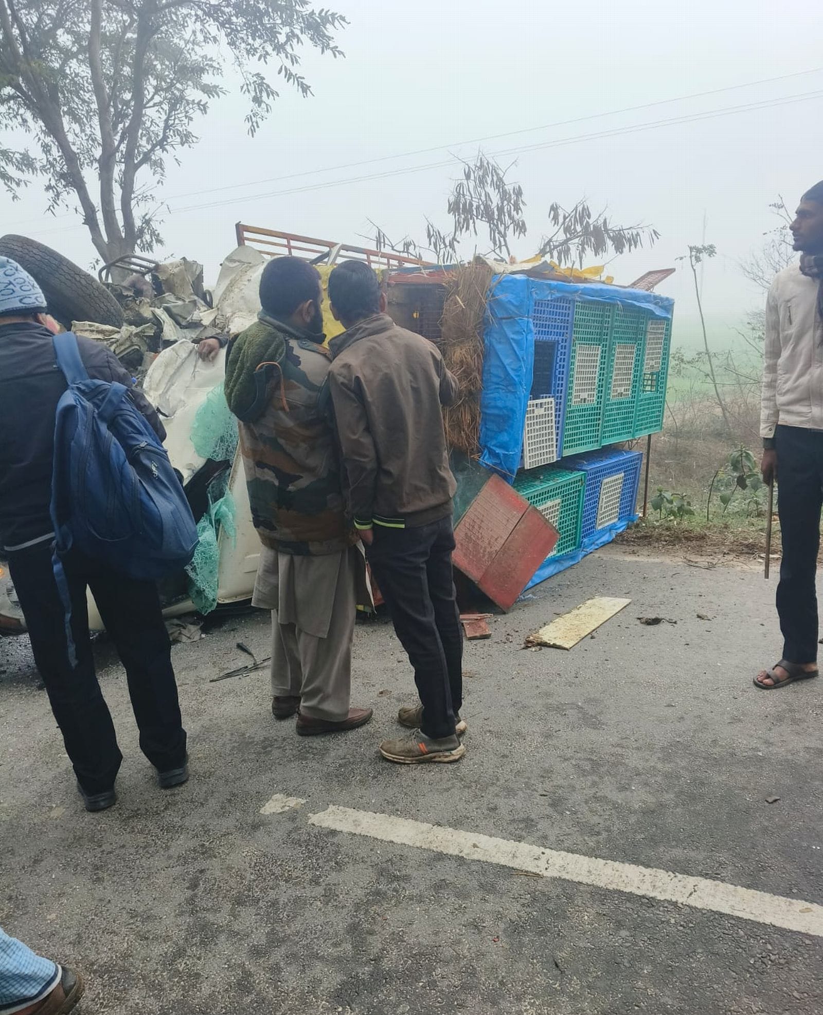 हादसे के बाद सरौरी गांव के पास सड़क किनारे पड़ा क्षतिग्रस्त वाहन।संवाद हादसे के बाद सरौरी गांव के पास सड़क किनारे पड़ा क्षतिग्रस्त वाहन।संवाद